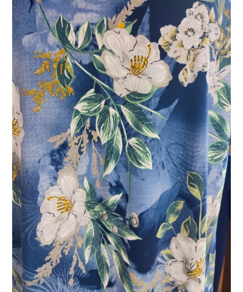 Bluzka niebieska z lejącym dekoltem typu woda - białe kwiaty